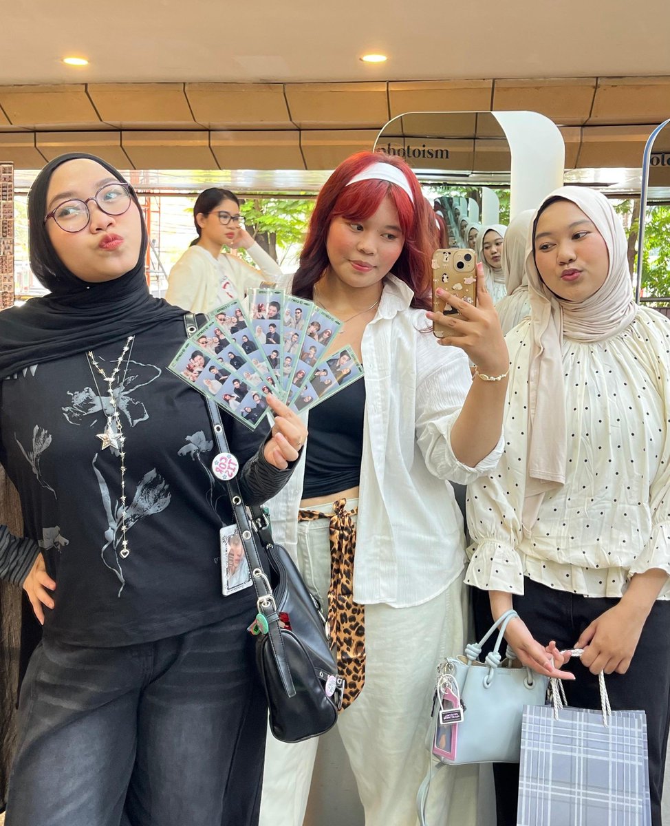 marsyaapjm's tweet photo. hai kita abis mengeluarkan 500rb buat 5x photoism 😉👏🏻 ALIAS OT5 MENTOK. https://t.co/SmEs9wpwgv