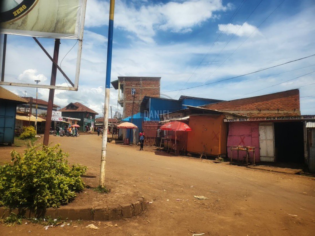 michombero's tweet photo. Sud-Kivu : une femme grièvement blessée après l’explosion d’une maison à Kavumo, des affrontements signalés près du parc de Kahuzi-Biega

Une femme âgée a été grièvement blessée dans la nuit de samedi à dimanche à Kavumo Centre, dans le territoire de Kabare (Sud-Kivu), après la destruction de son habitation par une explosion, selon plusieurs sources locales concordantes.

La victime a été secourue par des jeunes du quartier avant d’être évacuée vers l’hôpital de Karhanda, où elle reçoit des soins. Sa maison a été entièrement détruite par l’explosion.

D’après des sources locales jointes sur place, les premières informations orientent les soupçons vers une mauvaise manipulation d’engins explosifs par des éléments de l’AFC/M23 présents dans la zone. 

Par ailleurs, des affrontements ont été signalés samedi avant-midi dans le village de Kabushwa, près du Parc national de Kahuzi-Biega (PNKB), toujours dans le territoire de Kabare.

Selon des sources sécuritaires et des habitants, des combattants Wazalendo ont lancé une attaque contre des positions de l’AFC/M23 aux abords du parc. Les échanges de tirs ont provoqué un mouvement de panique parmi les populations riveraines.

Au moins un civil a perdu la vie lors de ces violences. D’après plusieurs témoignages recueillis sur place, la victime serait un homme issu de la communauté autochtone pygmée, résidant sur la colline de Batanga, à proximité du Parc national de Kahuzi-Biega.