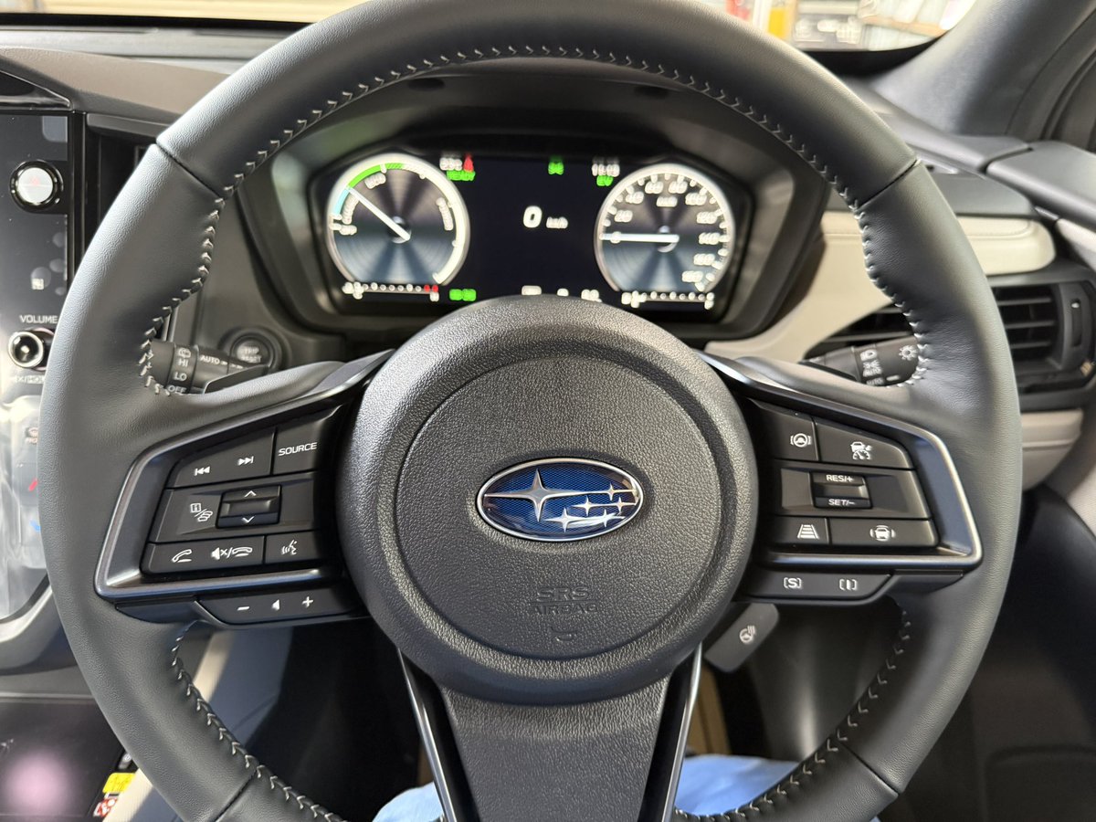 teammho's tweet photo. 営業マン「この車は最新のスマホとペアリングして音声認識付きです！」

客「すごいな！」

納車後

客「電話かけてって言ったら反応しない」

営業マン「なんて言いました？」

客「おーい電話」

営業マン「それでは難しいですね」

客「じゃあナビは？」

営業マン「なんて言いました？」

客「道案内しろ」

営業マン「車とケンカしないでください」