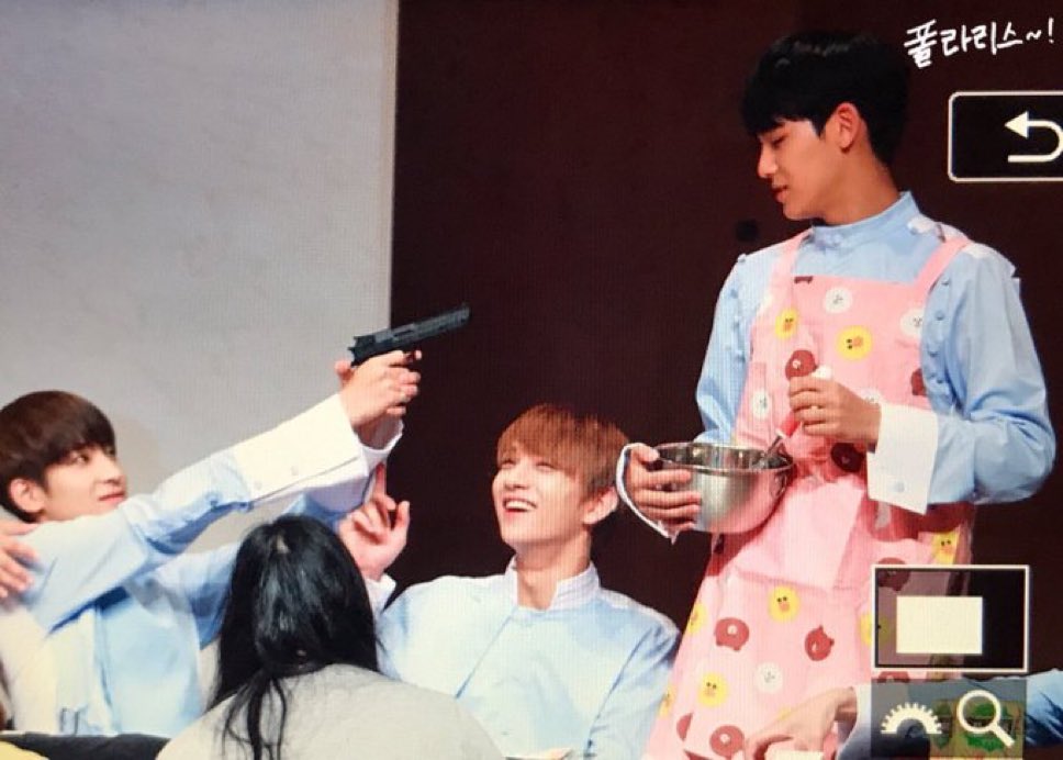 wonmekie's tweet photo. im laughing so hard at this pic https://t.co/tyglBxyOWH