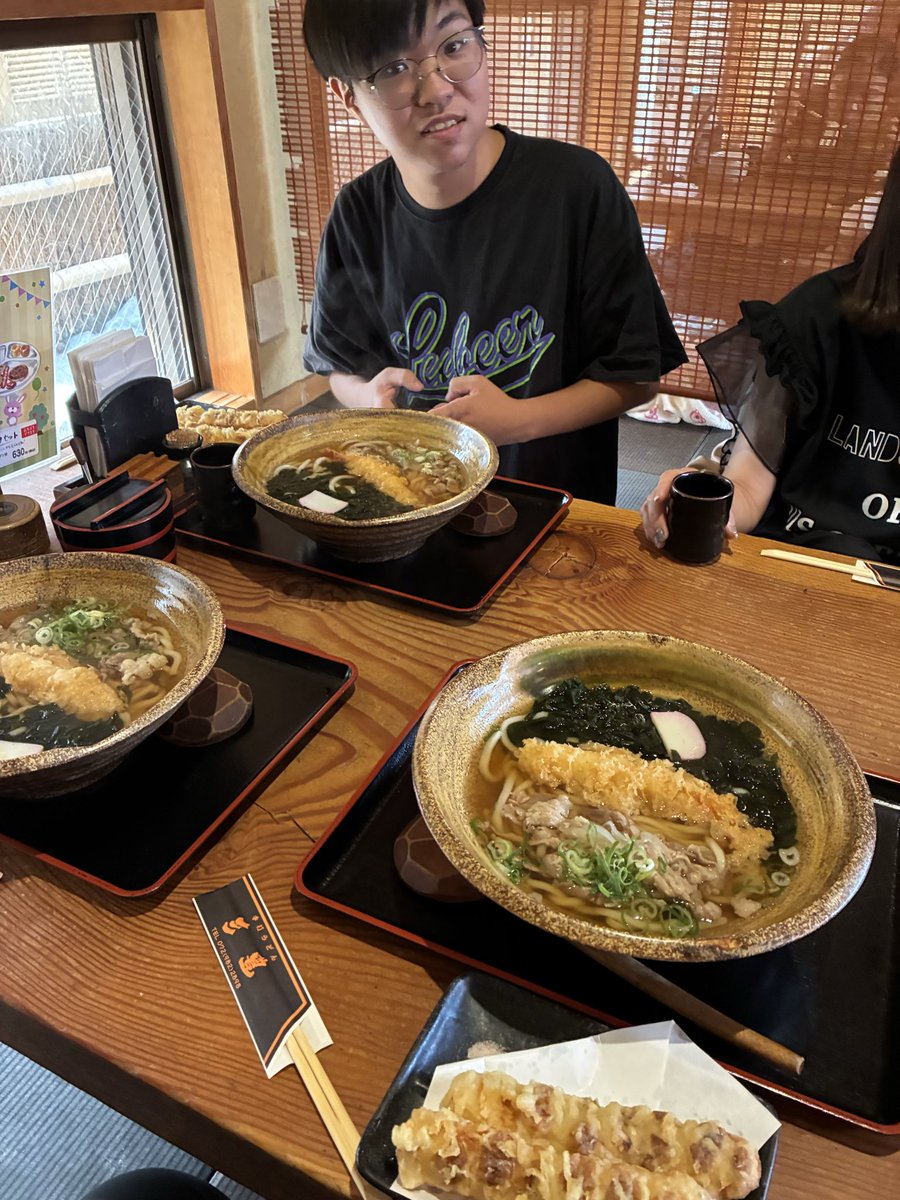 Masaon03070494's tweet photo. 幕作成会2日目参加！
お昼ご飯は三豊さんに初訪問美味しく頂きました😋
皆さんと楽しく幕作成できて良かった‼️
来週も参加楽しみ。
今年のユニは彼にしました。
#FC大阪関東サポ https://t.co/3pJfprU8CA