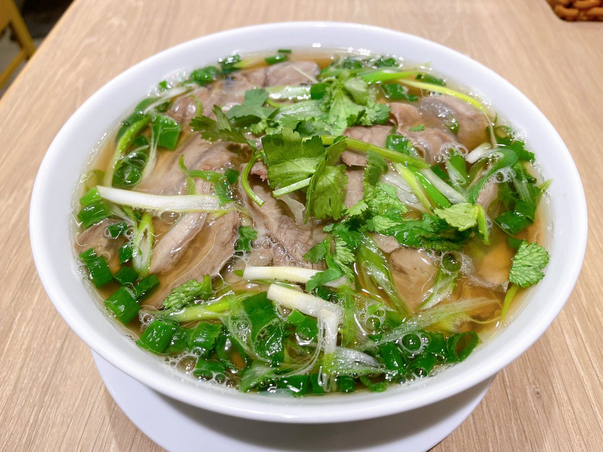 fuchu_walk's tweet photo. 京王線 府中から徒歩1分。ルシーニュ1階のベトナム料理店 オリジーPHOさんのフォーが美味しい。優しいお味のスープにシコシコの生麺がからみ、つるつるといける。卓上のフォーチリやヌクマム、レモン、にんにく酢などをトッピングしてお好みの味に調整すると、まるでハノイの屋台に。 https://t.co/zT0qtzt03a