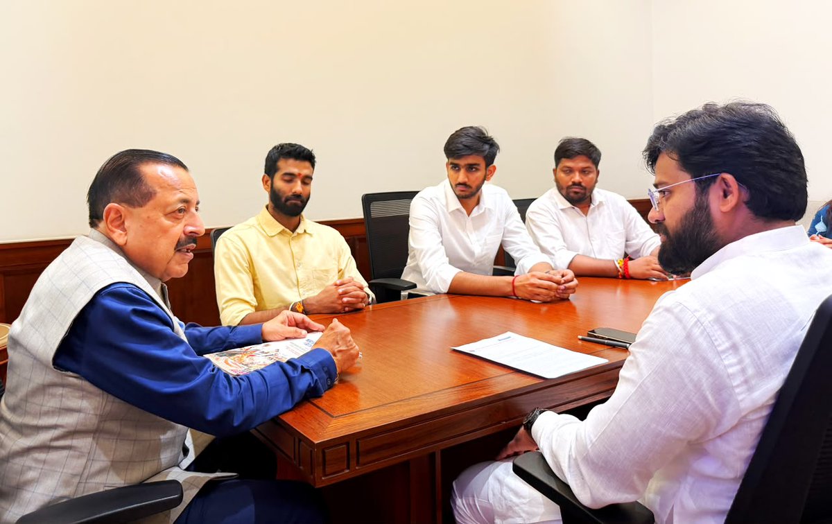 DrJitendraSingh's tweet photo. अखिल भारतीय विद्यार्थी परिषद (#ABVP) के प्रतिनिधिमंडल ने राष्ट्रीय महामंत्री श्री वीरेंद्र सिंह सोलंकी के नेतृत्व में भेंट की। शिक्षा एवं प्रशिक्षण से संबंधित विद्यार्थियों के विभिन्न विषयों पर विस्तृत चर्चा की गई।

@ABVPVoice https://t.co/MkE6LNAapM
