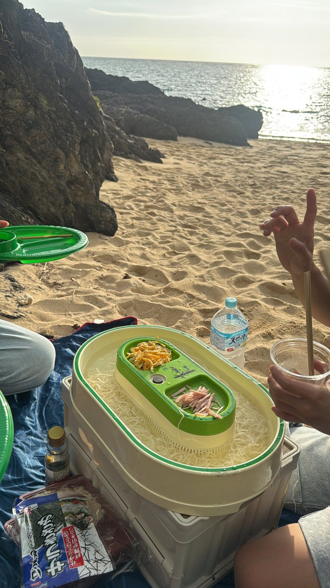 tmrb_staff04's tweet photo. ツモリバの流しそうめんに感化されて
今日は、海で友達と回し?そうめん?w https://t.co/AP4kh9LvM8