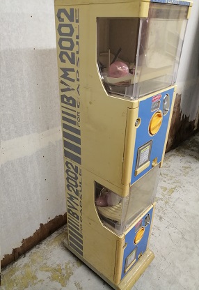 GameShokora's tweet photo. カプセル自販機売却のお知らせ

店内リニューアルのためカプセル自販機2台から3台売却いたしますぅ。
100円から200円仕様の機材てすぅ。
外国観光客からも人気なのだ。
使い方アドバイスや愛媛県内無料配達いたしますぅ。
動作確認済、カギ付き。個人可

問い合わせ先
詳しくは画像のメールまで。 https://t.co/SrEwRNklxQ