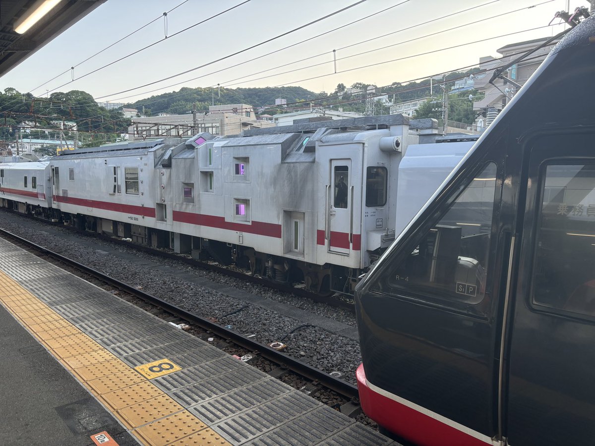RKAtlak's tweet photo. 伊東駅で乗り換えます、ミナトちゃんお疲れ様
すると隣にマヤちゃんが待機しています！
こんなに近い距離で実車を見るのは初めてです
お仕事頑張って〜
#駅メモ https://t.co/agahrBcJiK