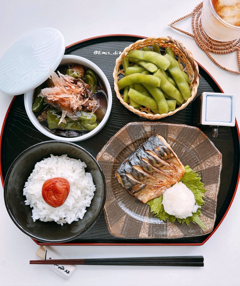 Emis_diary's tweet photo. もぐもぐタイム ฅ˙Ⱉ˙ฅ

⌇ 蒸し枝豆
⌇ 鯖の塩焼き
⌇ なすとピーマンの甘辛煮

#おうちごはん   #お腹ペコリン部  
#鯖   #魚料理   #和食   #料理   #献立 https://t.co/j5crYCz2by