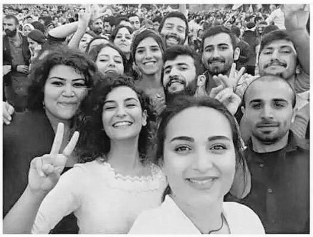 KESK1995's tweet photo. 11 yıl önce bugün, dayanışmayı ve umudu büyütmek için yola çıkan, Suruç’ta IŞID'in bombalı saldırısı sonucu hayatını kaybeden 33 düş yolcusunu saygıyla anıyoruz.

Onların özlemlerinin ve geleceğe dair düşlerinin gerçekleşmesi için emek, demokrasi ve barış mücadelesini büyüteceğiz. 
Katliamın gerçek failleri açığa çıkartılıp yargılanmadığı her geçen gün yeni saldırıların zemini güçlendiriyor.Tam da bu yüzden adalet mücadelemiz aynı zamanda  geleceğimizi kazanma mücadelesidir.

"Hiçbir düş yarım kalamayacak!"
Suruç için Adalet, herkes için adalet!

Unutmadık! Unutturmayacağız!

#Suruç11Yıl
