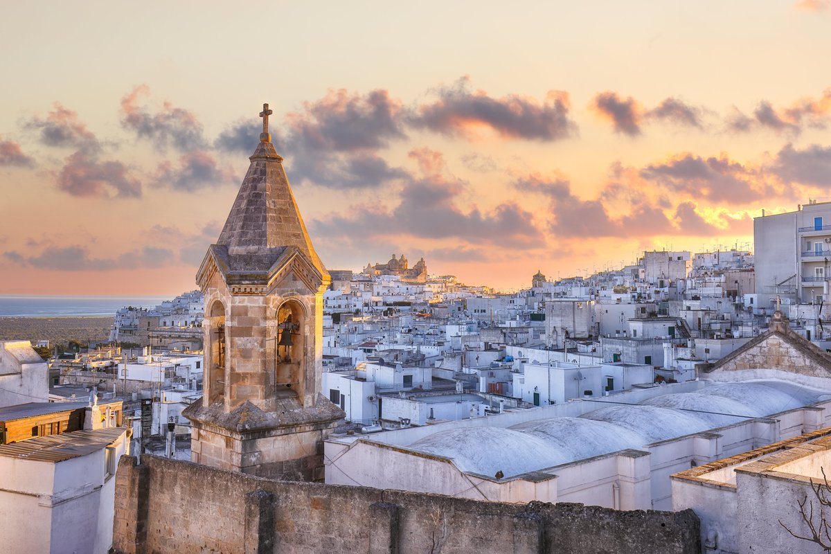 ItalyMagazine's tweet photo. Explore some of Italy's dazzling città bianche, where the prevailing color of buildings is white. Mostly located in the south, especially Puglia, these 'white cities', with their picturesque houses, beautiful monuments, and tiny streets, will charm you: https://t.co/7QuxiQCEvB https://t.co/0ZtLqvEnEq