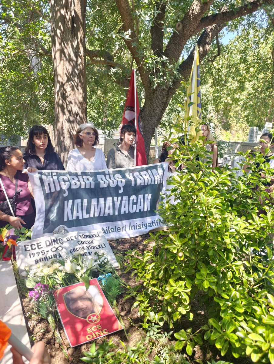 inisiyatifistan's tweet photo. Suruç Katliamı'nın 11. yılında, Suruç'ta ölümsüzleşen Ece Dinç'in mezarı başındaydık.

33'lerin yoldaşları olarak onlardan devraldığımız mücadele bayrağını yükseltmeye, adalet talebimizi büyütmeye devam edeceğiz.

Hiçbir Düş Yarım Kalmayacak!

#SuruçİçinSokağa https://t.co/S2DUpBO3Hx
