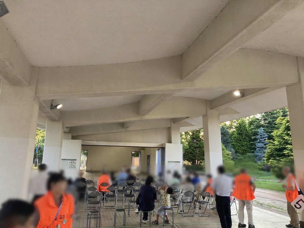 MusashinoKJ's tweet photo. 7月20日(月•祝)18:00〜19:00は
府中市武蔵野の森公園で朝日町会主催の
ミュージシャンミニライブと線香花火を楽しむ
夕涼みの会に参加しました♫

公園駐車場に大型車駐車枠と料金設定があるのに
大型車両進入禁止となっているのはおかしいので
出席されていた小山くにひこ都議に疑問提起しました😁 https://t.co/tSJr6g7xFF