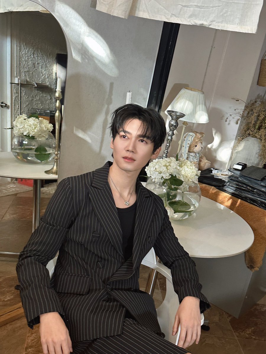 capitalfluke's tweet photo. Can't you see I love you?🤵🏻 https://t.co/bJmOQfvl6S