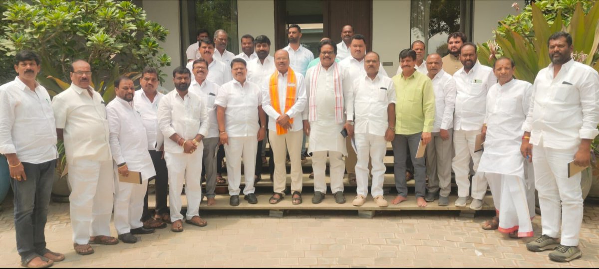 INCTelangana's tweet photo. మహేశ్వరం నియోజకవర్గంలో ఓటర్ ప్రత్యేక సమగ్ర సవరణ (SIR) కార్యక్రమాన్ని విజయవంతం చేయడానికి బూత్ స్థాయిలో సమర్థవంతంగా పనిచేయాలని మహేశ్వరం నియోజకవర్గ కాంగ్రెస్ ఇన్‌చార్జ్ కిచ్చెన్నగారి లక్ష్మారెడ్డి గారి ఆధ్వర్యంలో 17 మంది ఇన్‌చార్జులు, 4 మంది అబ్జర్వర్స్‌ , BLAలతో సమావేశంలో TPCC ఉపాధ్యక్షుడు, SIR చేవెళ్ల పార్లమెంట్ ఇన్‌చార్జ్ జగదీశ్వర్ రావు గారు సూచించారు. ఆగస్టు 3 వరకు క్షేత్రస్థాయిలో కష్టపడి పనిచేయాలని ముఖ్యమంత్రి సూచనలు చేశారని మహేశ్వరం నియోజకవర్గ కాంగ్రెస్ ఇన్‌చార్జ్ కిచ్చెన్నగారి లక్ష్మారెడ్డి గారు వివరించారు. అనంతరం TPCC ఉపాధ్యక్షుడు, SIR చేవెళ్ల పార్లమెంట్ ఇన్‌చార్జ్ జగదీశ్వర్ రావు గారు, నియోజకవర్గం SIR ఇన్ఛార్జి దేప భాస్కర్ రెడ్డి గారితో కలిసి తుక్కుగూడ కార్యాలయంలో మండల ఇన్ఛార్జులు, SIR –BLAలు, అబ్జర్వర్స్ తో ప్రత్యేకంగా సమావేశం అయ్యారు.
#MaheshwaramCongress
#TPCC
#TelanganaCongress
#SIRRevision
#KichennagariLaxmaReddy
#CMRevanthReddy
#ChevellaParliament
#PrajaPrabhutvam
#VoterRevision
#BLAMeeting
#CongressCadre