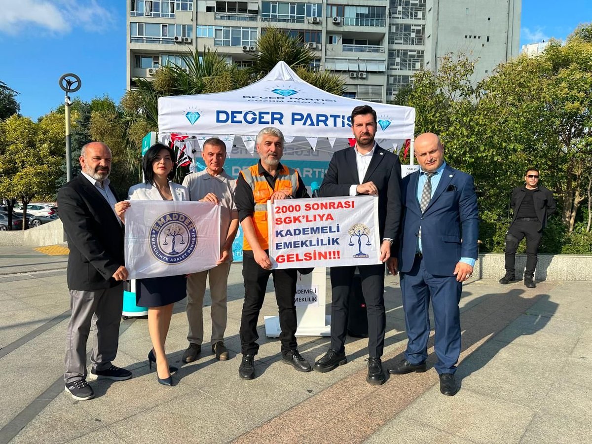 EmadDernegi's tweet photo. 📍 EMADDER'DEN DEĞER PARTİSİ BASIN AÇIKLAMASINA KATILIM

@deger_partisi
@avspar
@Neslihanlvntgl
@cuneyitisik08

Emeklilikte Adalet Derneği Yönetim Kurulumuz, Değer Partisi tarafından kademeli emeklilik ile staj ve çıraklık mağduriyetleri için düzenlenen basın açıklamasına katılım sağladı.

Parti Sözcüsü Sayın Neslihan Leventoğlu, yıllardır çözüm bekleyen milyonların adalet talebini güçlü şekilde dile getirdi.

Destek ve duyarlılıkları için Değer Partisi Genel Başkanı Sayın Av. Selahattin Par’a, Sayın Neslihan Leventoğlu’na, Sayın Mehmet Par’a, İstanbul İl Başkanı Sayın Kamil Durak’a, Basın ve Medya Sorumluları Sayın Cüneyt Işık, Sayın Çetin Duru, Sayın Enes Taha Aksakal'a, Değer Partisi yönetimine ve teşkilat mensuplarına teşekkür ederiz.

Emeklilikte Adalet Derneği

@EmadDernegi
@EMADDER_KADEME
#TürkiyeKademeDiyor