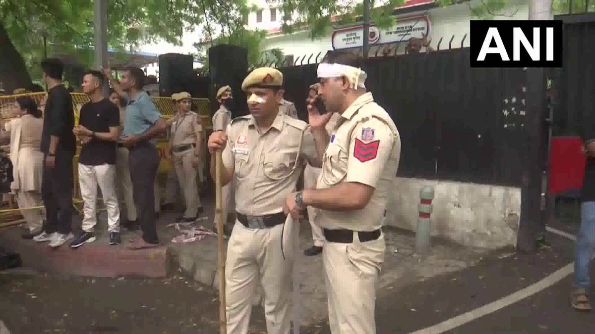 ANI's tweet photo. Delhi: Delhi Police personnel were injured during a clash with protesters near Parliament Street earlier today.

#CJPProtest https://t.co/bX7COXwTsY