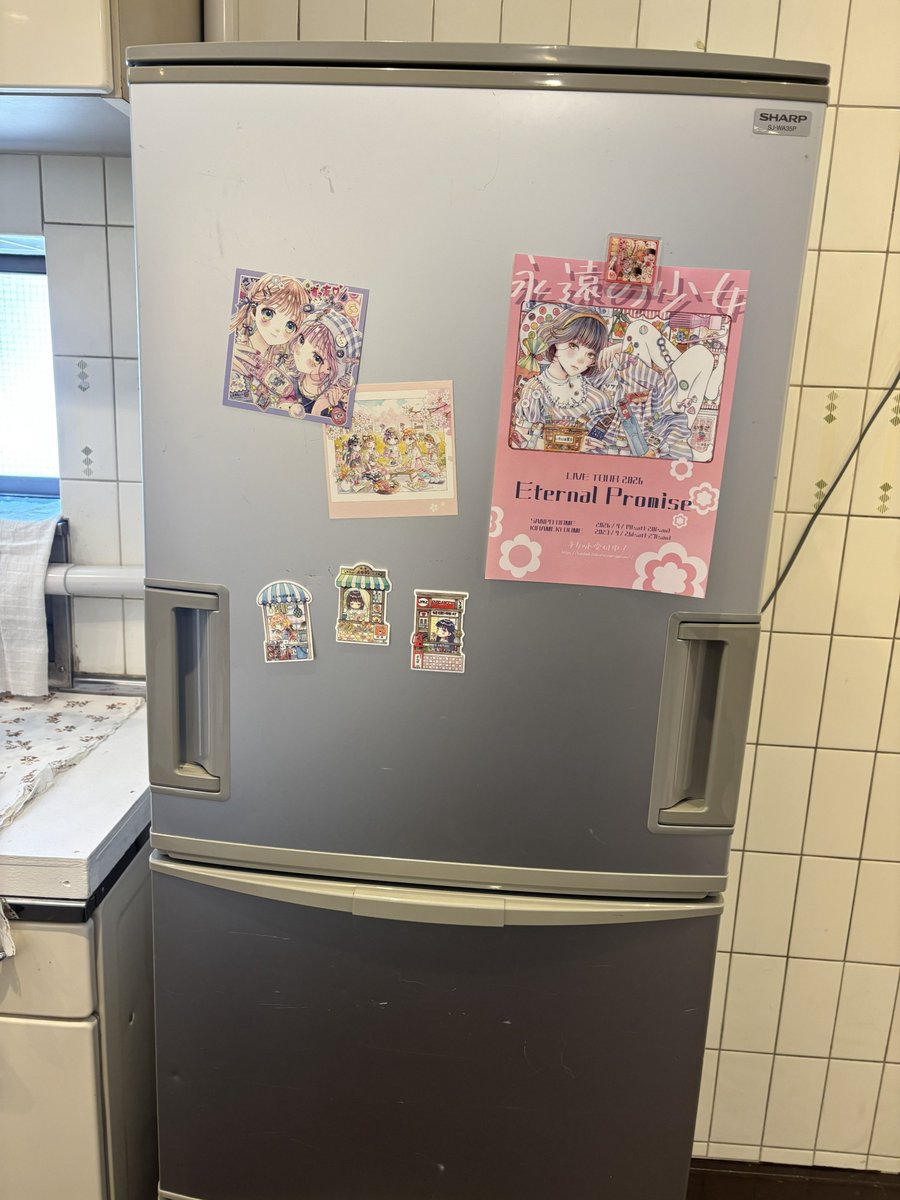 hissy_ud2's tweet photo. ルームシェアで揉めそうなのは
冷蔵庫のデザート問題。
夜どうしてもお腹の減ったルーミー(ルームメイト)の誰かが犯人なのだけど、ルーミーを疑いたくはなく。
会場に本当に稼働していて使える冷蔵庫あって
リアリティありました
狭山茶で彩色した作品も斬新(ふるさと納税返礼品)。 https://t.co/DWN8okhBCF