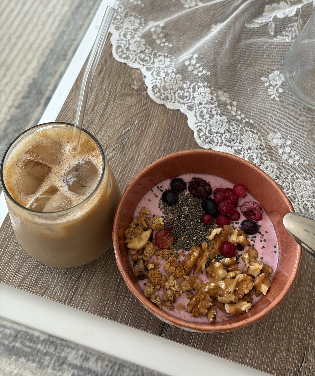 aglayanbubbles's tweet photo. iced latte + meyveli bowl = yaz ☀️🍓 https://t.co/dOVg5t33ax