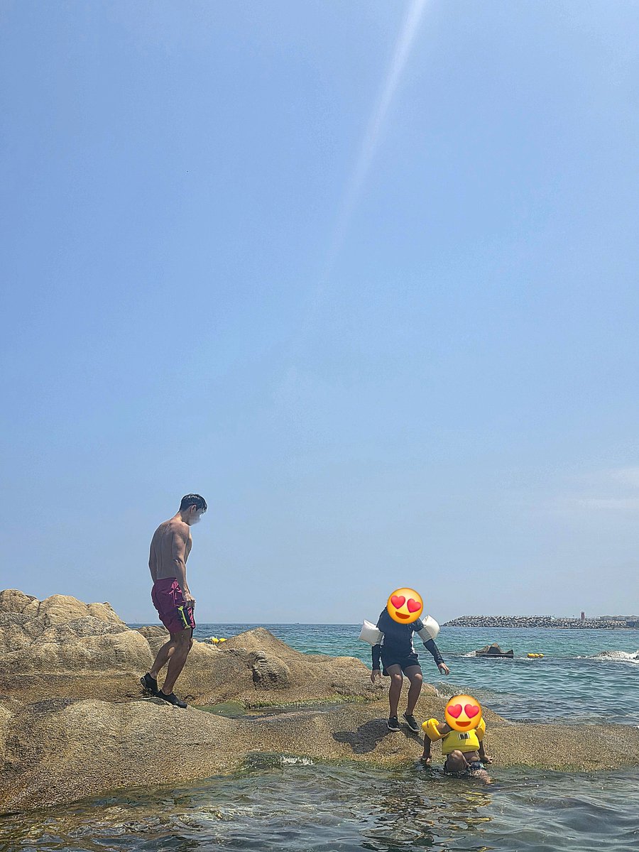 it_sallgoodman's tweet photo. 🌊고성 아야진 해수욕장 리얼 후기🌊

- 속초 시내에서 20분 거리

- 공영주차장 두 곳, 도로 주차 가능

- 그늘막 있는 평상 5만원
- 빈자리에 본인 텐트, 파라솔, 돗자리 펴도 됨

- 해수욕장 바로 앞에 편의점 두 곳, 카페, 음식점, 화장실 등 편의시설 잘 되어 있음

- 온수 샤워장 있음
대인 5,000원, 소인 3,000원

- 얕은 곳, 깊은 곳, 채집할 수 있는 곳 다 있어서 남녀노소 놀기 좋음

- 스노클링 할 만한 곳이 따로 있는데 물 맑고 물고기 많음

❗️한 줄 요약 - 여름 안에 재방문 예정