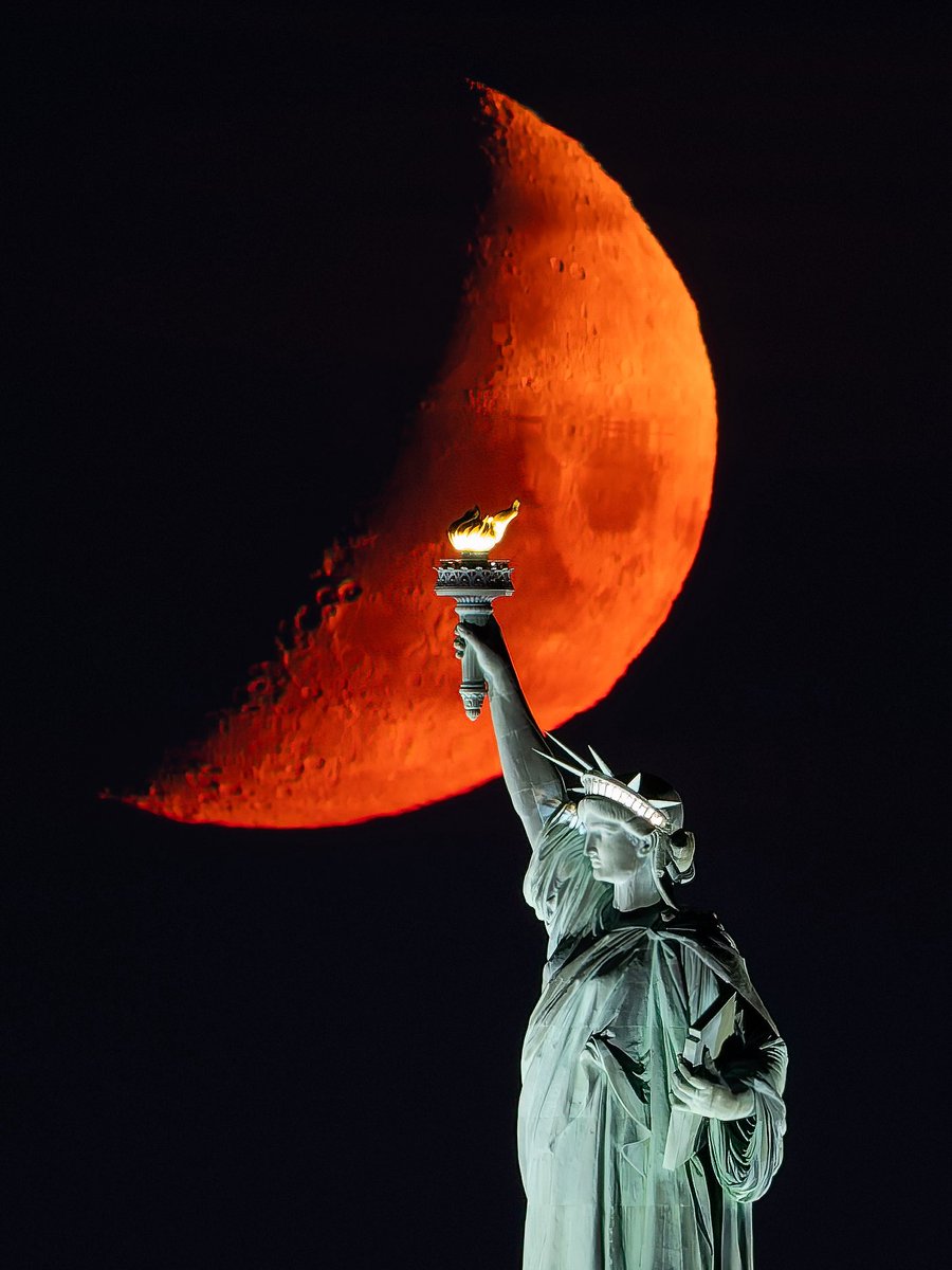 DanTVusa's tweet photo. “Torchlight and moonlight, perfectly aligned” 🗽🌓 https://t.co/SebPYwfmE5
