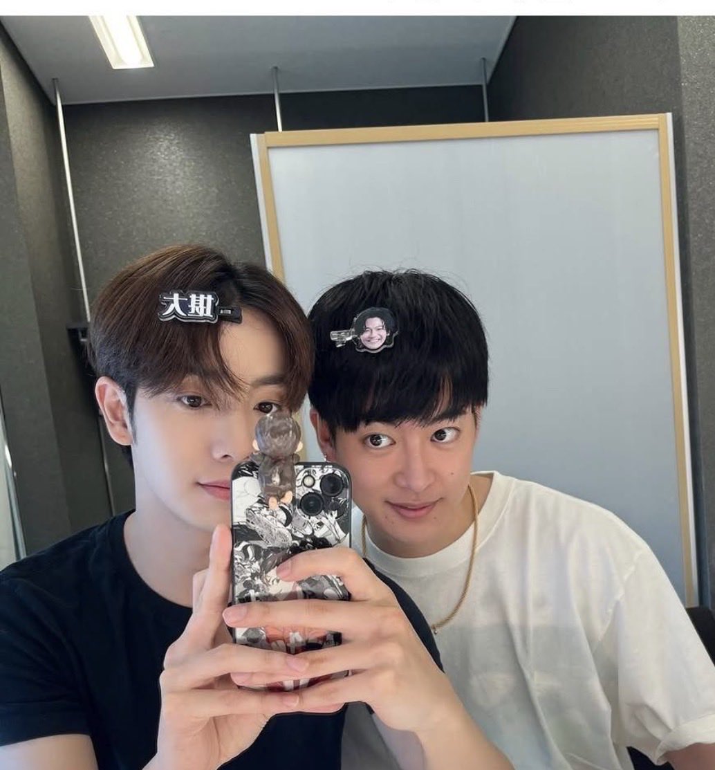 nssign2525's tweet photo. #三山凌輝 さん編
俳優のT・Sさん似のイケメンさん😍くすっと笑えるシーンが何回かあってアドリブで毎回変わる所が楽しみ☺️ダンスシーンで毎回違うダンスを見せてくれたりなんといってもアクションシーンが得意な凌輝さんのジョンヒョクが劇中２回も見れるのが最大の魅力💕
#愛の不時着
#KAZUTA https://t.co/1RNmdywjCH