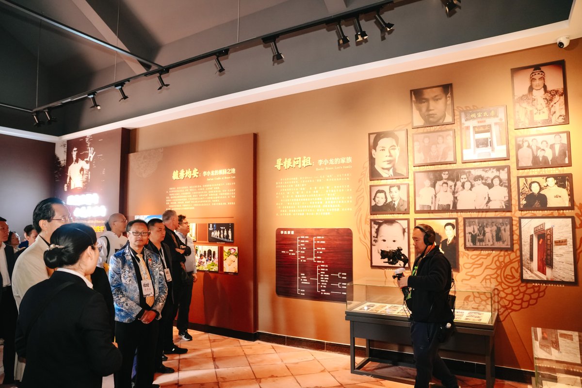 DiscoverFoshan's tweet photo. Remembering the legend!🌟 On July 20, the Bruce Lee memorial ceremony took place at Foshan's Bruce Lee Paradise.

Floral tributes, performances by world champions, and group kung fu displays — all celebrating the spirit of the "King of Kung Fu". @bruceleedragon1 https://t.co/fr3NApl4zB