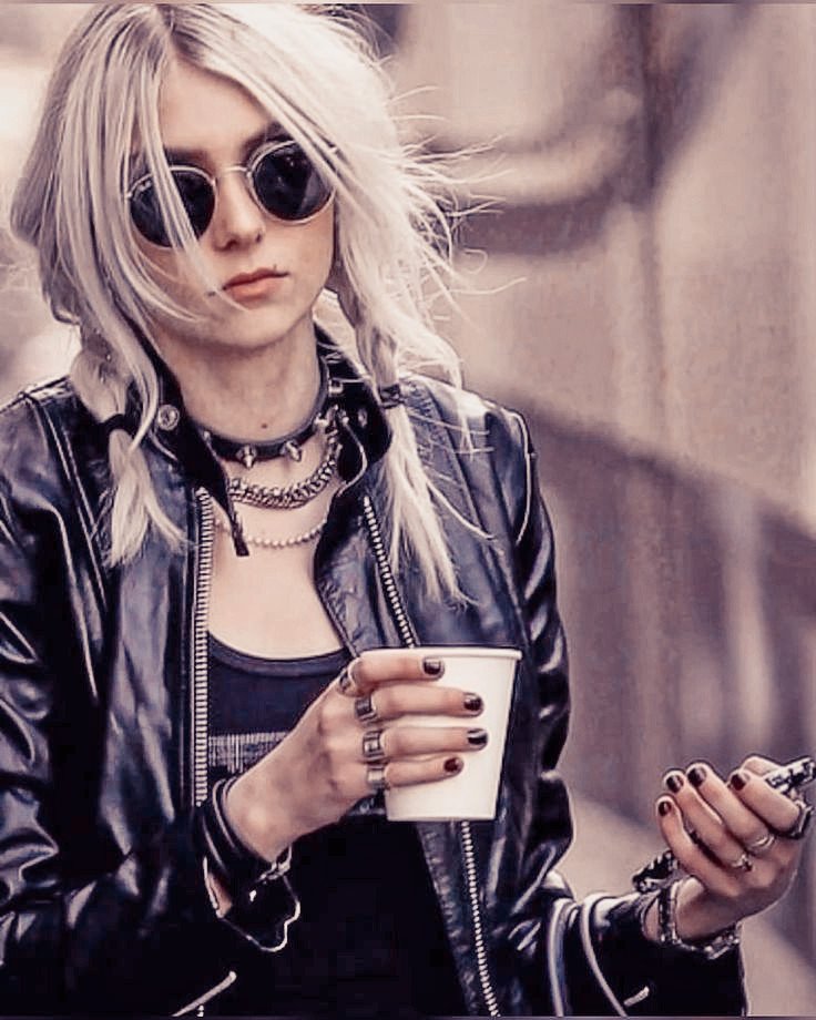 heirtoashes_'s tweet photo. Father maintains that the local coffee shops sell horrid drinks. I beg to differ; there's something...quaint...about the sweeter caffeine taste. Perhaps these insignificant humans are good for something, after all.
#rerp #residentevilrp #wesker #oc https://t.co/lP0gwx7jLW