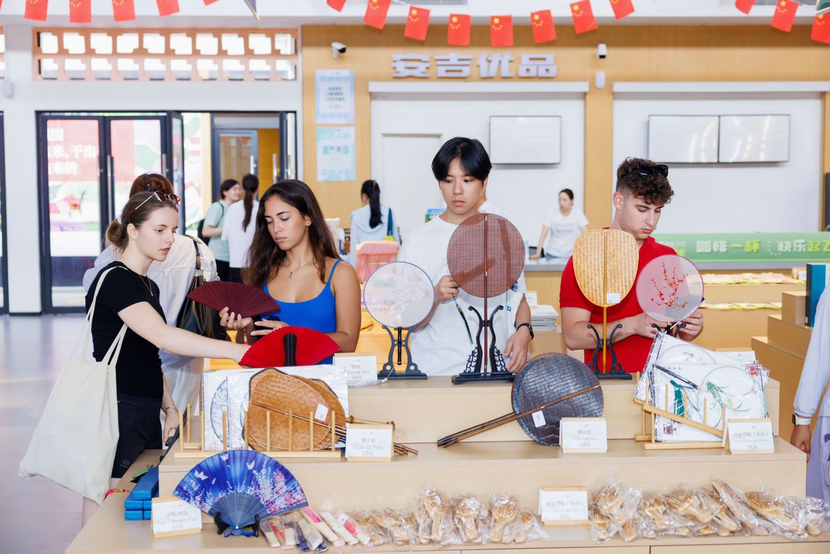 izhejiang's tweet photo. Green mountains, innovative bamboo products, cultural heritage — students from 14 countries saw a vibrant Zhejiang in Anji. https://t.co/t8jUd14x70