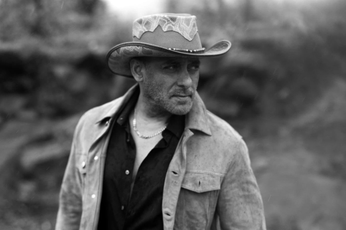 pinkvilla's tweet photo. #SalmanKhan’s iconic cowboy hat era might just be making a comeback, and fans are here for it. 🤠🔥 https://t.co/K34dtTSned