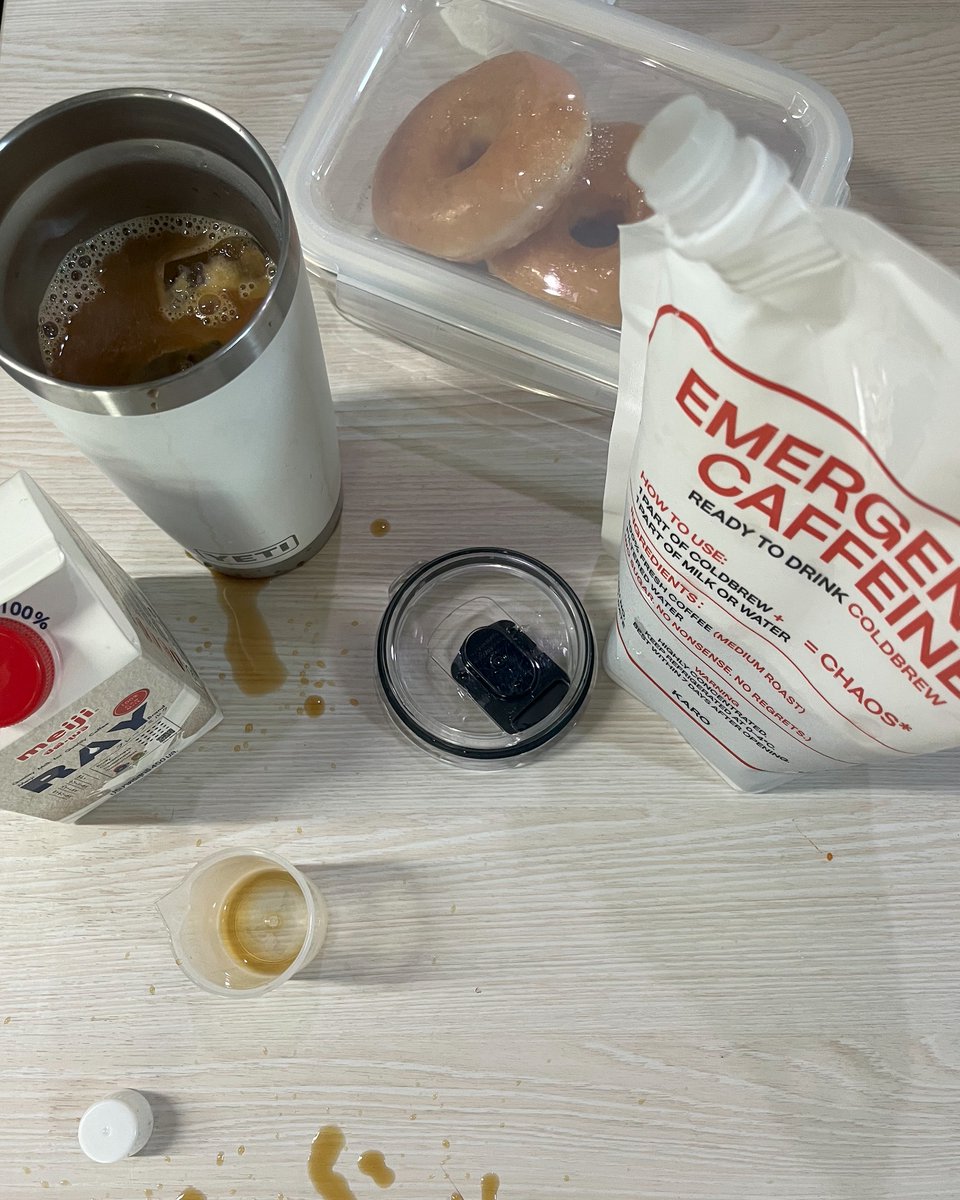 nukady10's tweet photo. ((KARO)) Emergency caffeine !!! โหหหห เค้ามาทำกาแฟ cold brew สำหรับคนไม่ค่อยมีเวลาแต่ยังต้องการ ยาด่วน ยาแรง บัฟเอเนจี้ในวัน ละมันต้องเท่ได้ขนาดนี้มะ ร้านนี้ยังไงคอกาแฟเค้าก็การันตีกันหมดว่าของจริง ขนาดแมวข้างหลังยังมองงงง