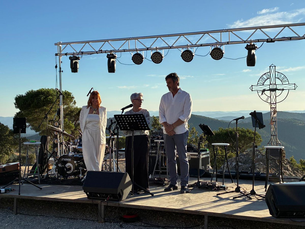 DipdeBadajoz's tweet photo. ⛰️ Desde el punto más alto de nuestra provincia, la diputada Lourdes Linares volvió a poner en valor las posibilidades del turismo de interior y las bondades de nuestra gastronomía y nuestros enclaves 😍.

👉 Hasta 250 personas disfrutaron de la VIII Muestra GastroStar bajo el cielo estrellado de Tentudía.