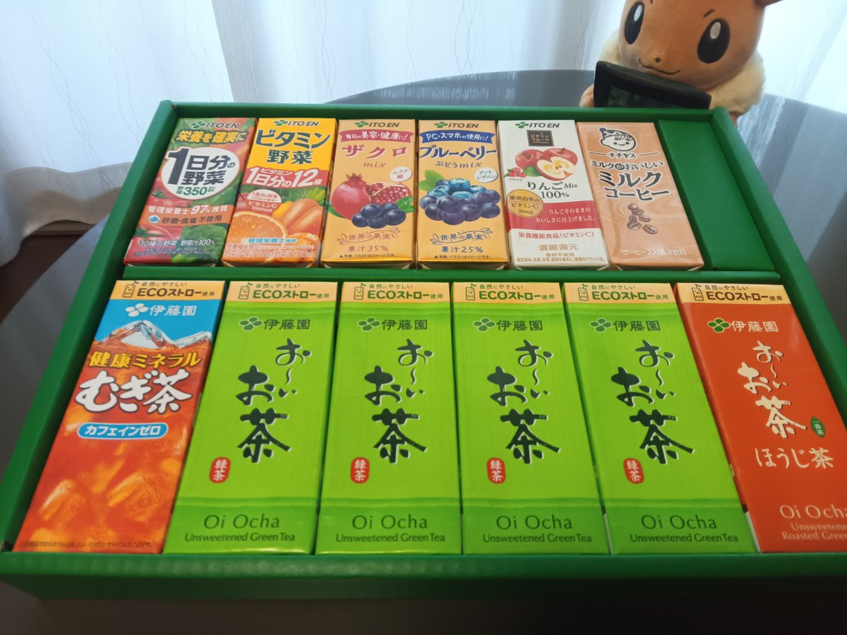 xy1000R's tweet photo. 伊藤園（15回目）

去年から、ほうじ茶と麦茶が１本減　お茶が２本増
お～いお茶推し戦略のため？
ほうじ茶好きには残念！
#株主優待
#伊藤園 https://t.co/vDsIQsPfYW