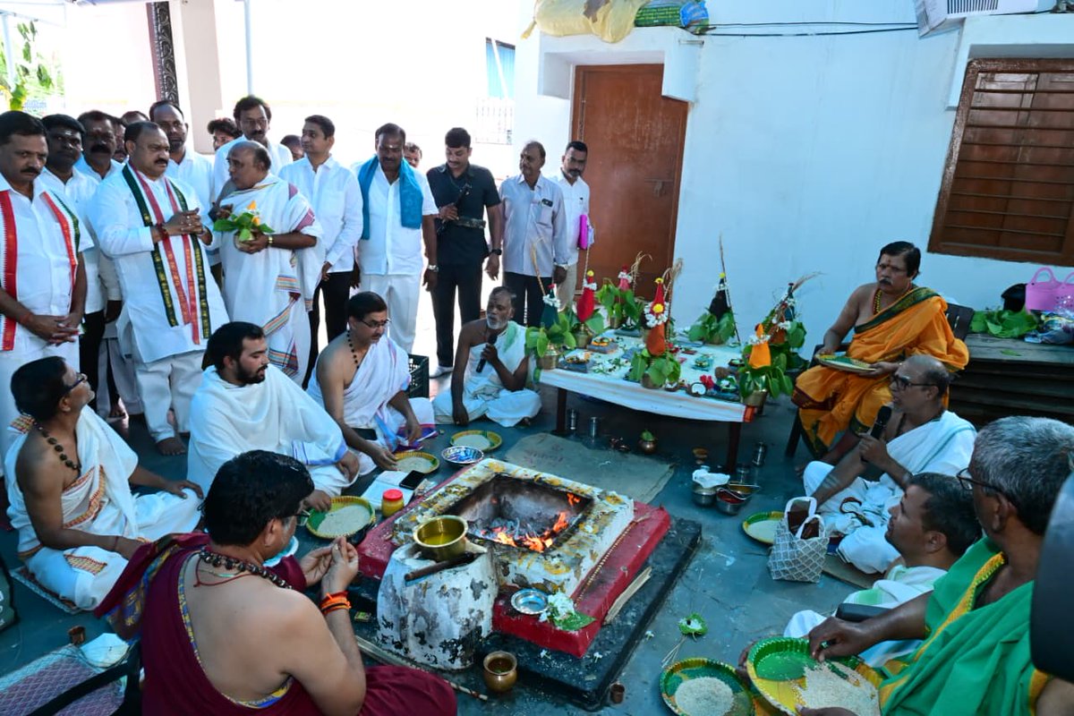 INCTelangana's tweet photo. నిజామాబాద్ నగరంలోని శ్రద్ధానంద్ గంజ్ ఉమామహేశ్వర ఆలయంలో తెలంగాణ ప్రదేశ్ కాంగ్రెస్ కమిటీ (TPCC) అధ్యక్షులు, ఎమ్మెల్సీ శ్రీ మహేష్ కుమార్ గౌడ్ గారు ప్రత్యేక అభిషేక పూజల్లో పాల్గొన్నారు.

ఈ సందర్భంగా ఆలయ అర్చకులు వేదమంత్రోచ్చారణల మధ్య నిర్వహించిన అభిషేకం, ప్రత్యేక పూజల్లో పాల్గొన్న ఆయన రాష్ట్ర ప్రజలు సుఖశాంతులు, ఆయురారోగ్యాలతో ఉండాలని, తెలంగాణ రాష్ట్రం మరింత అభివృద్ధి పథంలో ముందుకు సాగాలని పరమేశ్వరుడిని ప్రార్థించారు.

ఈ కార్యక్రమంలో నిజామాబాద్ మేయర్ శ్రీమతి ఉమారాణి గారు, జిల్లా కాంగ్రెస్ కమిటీ (డీసీసీ) అధ్యక్షుడు నగేష్ రెడ్డి గారు, కేశ వేణు గారు, కాంగ్రెస్ పార్టీ నాయకులు, ప్రజాప్రతినిధులు పాల్గొన్నారు. 
@Bmaheshgoud6666 
#NizamabadNews
#TelanganaCongress
#TelanganaUpdates
#LatestNews
#umamaheshwaratemple