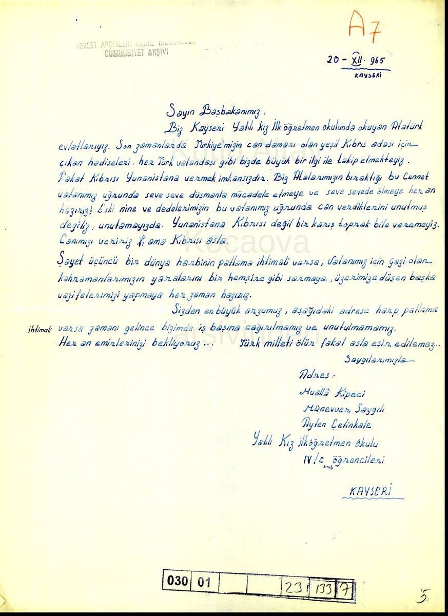 kutlualtay's tweet photo. 1965 yılında Kıbrıs Olayları üzerine, Kayseri Yatılı Kız İlköğretmen Okulunda okuyan bir grup kız öğrencimizin, dönemin başbakanı Süleymân Demirel'e mektûbu... Her açıdan muhteşem bir mektûp... Eşsiz bir vatan sevgisi... 

Burada ismi olan kızlar, bugün yaşıyorsa, 75-80 yaşında olmalılar... Yaşıyorlarsa ellerinden öperim, vefât etmişlerse de Allah rahmet eylesin.