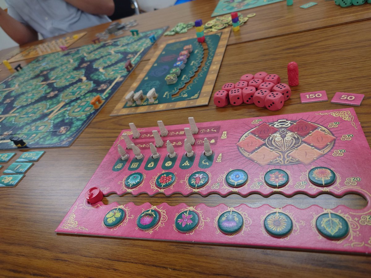 hisa_8602's tweet photo. フェルトのゲームはコンポーネント良いのが多いけど、エドラのドルイドのビジュが１番好きかも♡
お花めっちゃ可愛いし、ダイスの質感もサイコー！！
技術が足りなくて、まったく分からない写真になるのが残念( ˘•ω•˘ )
もちろん面白いので、またぜひやりたい！今度はお花集めたいな😊 https://t.co/wBkoml6TsD
