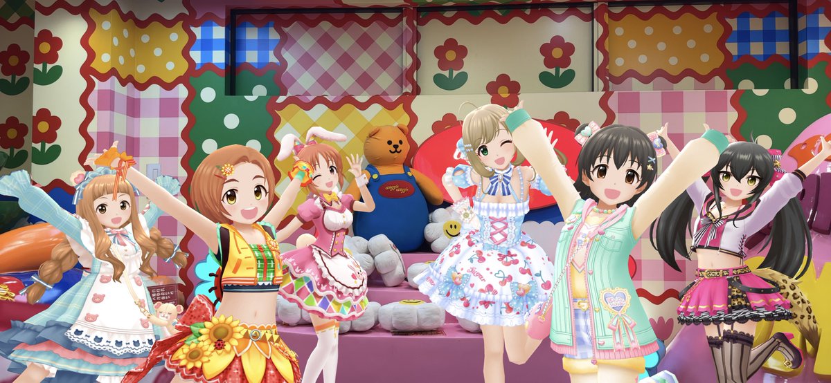 silverwheel2652's tweet photo. 前回のARoundシンデレラの時のような多人数での写真を撮る時、私は大抵ゲームや漫画で見たことがあるカットを参考にしています。
3人以上で撮れるようになった事で実現可能になった構図が増えて、どうすれば再現できるか考えたりするのがさらに楽しくなりました！

#デレステ・デレスポARエピソード https://t.co/IsVEsKVMxq