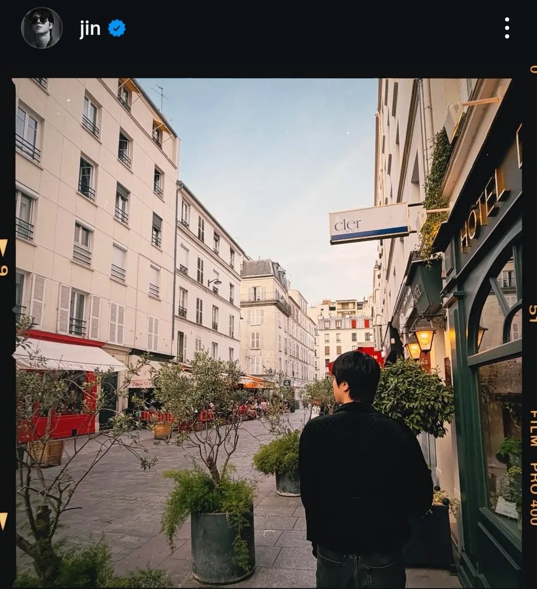 BTS_Seichi's tweet photo. 【推し活スポット紹介💜】
2026.7🇫🇷

📍ホテル デュ シ���ン ドゥ マルス前
🔗https://t.co/2iJgrkpqJi
📝テテと２人だったのかな？絵になるな～

公式　IG🐹
https://t.co/ECA5cOiprU
#V #JIN #BTS聖地巡礼 #ARMYと繋がりたい https://t.co/QNwAf5vrU1