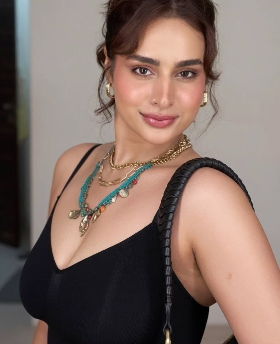 ThefapnewsIn's tweet photo. Ayesha Khan is the definition of desi beauty done right ♥️ 
#AyeshaKhan https://t.co/2rJgx8hZVZ