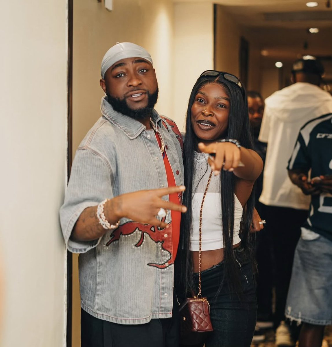 abazwhyllzz's tweet photo. Davido and one of his fan,cardi in Edo state❤️🐐 https://t.co/yEcZMySt1b