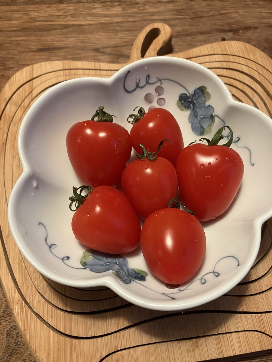 NsKITCHEN4's tweet photo. 変わった形のミニトマトをスーパーで発見！トマトベリーというそうです。イチゴみたいな形だね。 https://t.co/64AkF9af4O