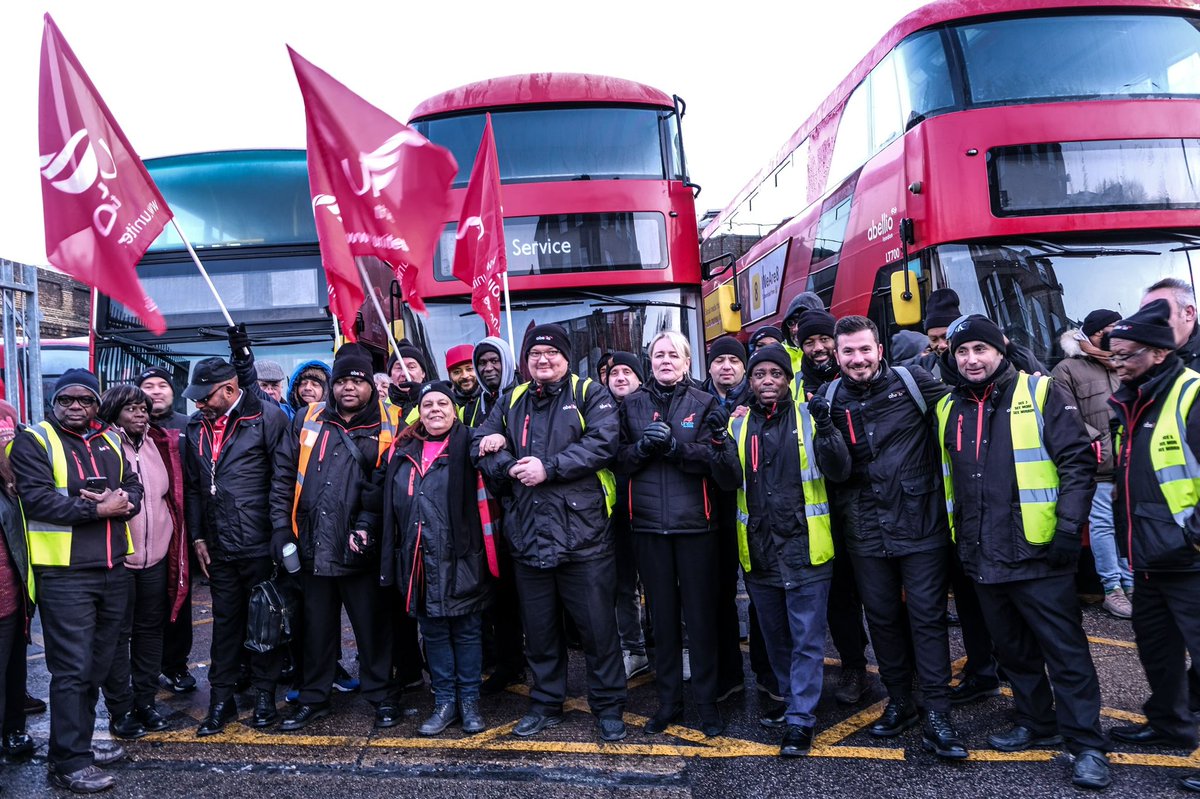 UniteSharon's tweet photo. 🚍 Unite Bus reps are calling for action on bus driver fatigue

💬Fatigue is very serious and is caused by long hours, terrible shift patterns and poor workplace conditions experienced by bus workers every day. It's time this issue was treated with the importance it deserves. 1/2 https://t.co/602OKz03gl
