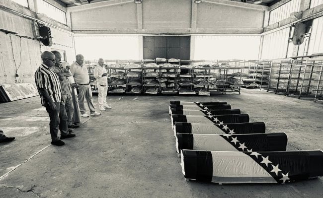 dijalekticar's tweet photo. Ako je Srebrenica ime genocida, onda mu je Prijedor prezime!

U Prijedoru je ubijeno 3.176 civila. Među njima 102 djece. Djeca, ljudi, žene, stari. Ubiti dijete je najgora rečenica u jeziku. I u životu. U Prijedoru su ubijali djecu. A onda su ih zakopavali. Pa iskopavali. Pa prekopavali. Pa premještali. Pa lagali. Pa šutjeli. Prijedor je bio pilot-projekat genocidne namjere. Da nije bilo Prijedora, ne bi bilo ni Srebrenice. To vam mora biti jasno!

“…Kolona se zaustavila na lokaciji Korićanskih stijena i nad muslimanskim civilima je izvršen GENOCID, a u tome učestvovale vojska i policija.” (Izvještaj Komande 22. lake pješadijske brigade 1. krajiškog korpusa VRS, op. br. 21/8, broj: 43/4 od 21. augusta 1992. godine, potpisnik: Boško Peulić

Prijedor je najveća masovna grobnica istine na Balkanu.