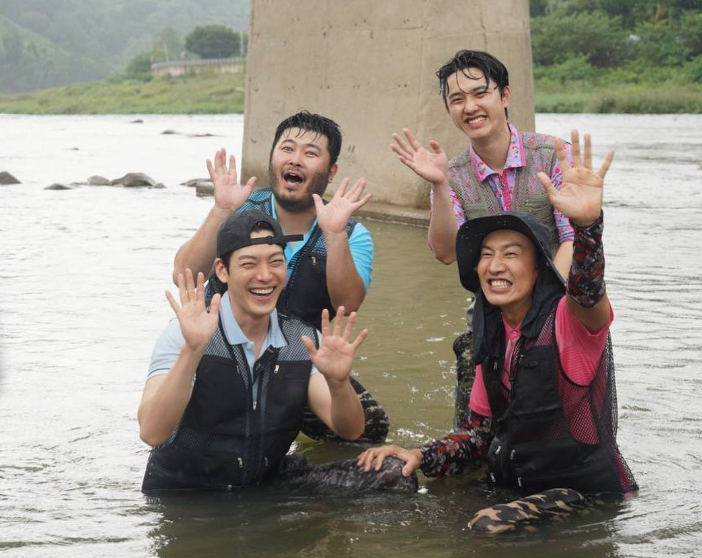juhyeon6749's tweet photo. 배신자 캐릭터로 유명한 그 배우가 무명 때 진짜로 한 일

2009년이었음
길에 노부부가 피 흘리면서 쓰러져 있었음
옆에는 술 취한 아저씨가 서 있었고
그걸 본 사람이 있었음
키만 멀대같이 큰 무명 모델
배우 이광수였음

1년 뒤에 재판이 잡혔음
목격자 증언이 필요했음
근데 하필 그 해가 2010년
런닝맨 시작한 해임
인생이 막 뒤집히기 시작한 그때임
이제 막 뜨는 신인이 폭행 사건 법정에 나가서 좋을 게 뭐가 있음
바쁘다고 하면 아무도 뭐라 안 함
다들 그렇게 빠짐
노부부 입장에서 생각해보면 진짜 아찔함
가해자는 아니라고 잡아뗄 거고
나이 든 분들 말은 잘 안 믿어줌
결국 믿을 건 그날 지나가던 사람 하나뿐이었음
근데 그런 사람은 보통 법정까지 안 와줌
이광수는 왔음
법정에 나가서 내가 봤다고 말했음

이 얘기가 알려진 게 2013년 9월 9일
사건 나고 4년 뒤임
본인이 말한 게 아니라 방송에서 파낸 거임
그 4년 동안 이광수는 배신자로 웃기고 있었음
친구 팔고 도망가는 걸로 전 국민을 웃긴 사람임

사람들이 아는 이광수는 배신자 이미지고
카메라 뒤에서는 조용히 좋은 사람이었음