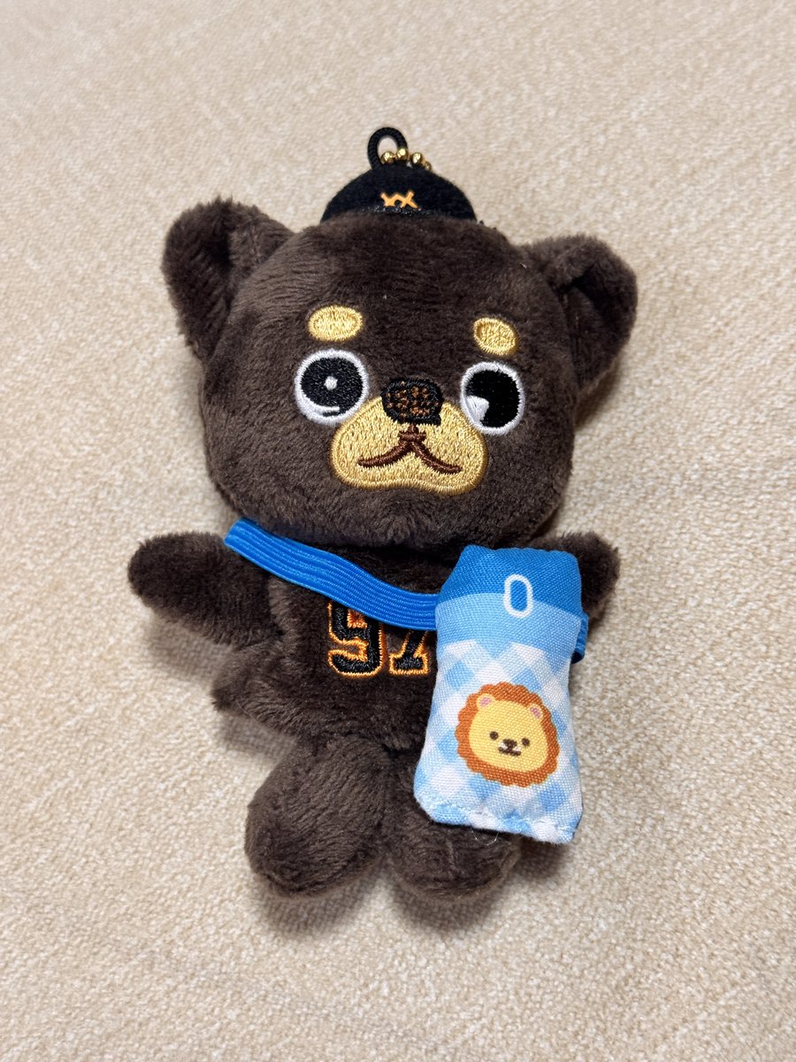 rem_spc's tweet photo. はるプーに水筒持たせた
暑いからね！
ハヤトライオンのお顔ついてるね(？) https://t.co/MEmOmfeXIz