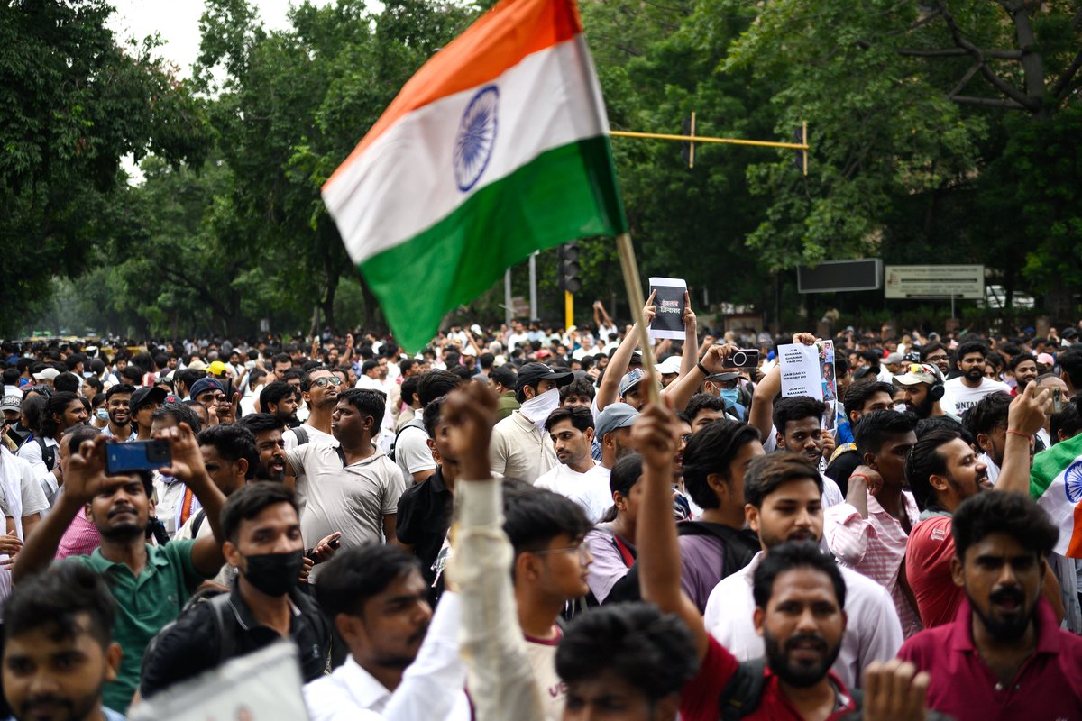 AJEnglish's tweet photo. Police fire tear gas at India’s Cockroach movement supporters — in pictures https://t.co/mTQgCe99fe https://t.co/qLeguAPP6E
