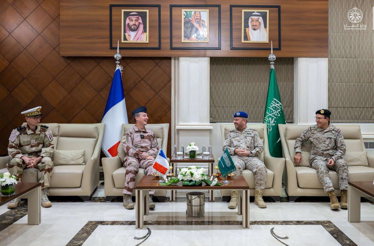modgovksa's tweet photo. معالي رئيس هيئة الأركان العامة الفريق الأول الركن فياض الرويلي يلتقي رئيس هيئة أركان القوات المسلحة الفرنسية الفريق الأول فابيان موندون، ويناقشان سُبل تطوير التعاون الثنائي في المجالات الدفاعية والعسكرية.

#وزارة_الدفاع https://t.co/LtyxuzMD6v
