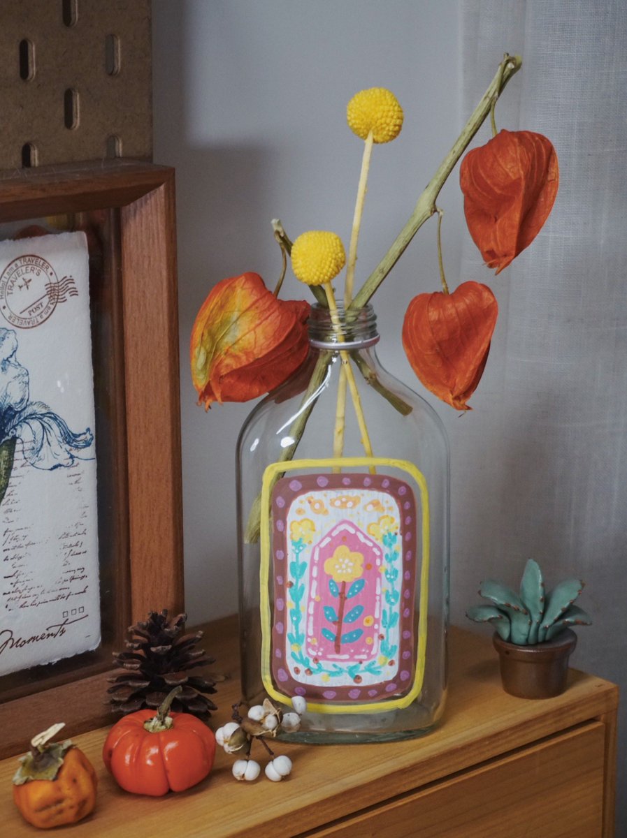 changho418's tweet photo. Turn an old glass jar into a cute desk pen holder in 2 mins—just wrap it with colorful twine and add a tiny dried flower! Super easy upcycle for small spaces. https://t.co/Un6kNUYu9H