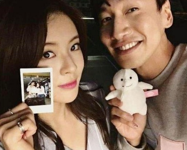 juhyeon6749's tweet photo. 배신자 캐릭터로 유명한 그 배우가 무명 때 진짜로 한 일

2009년이었음
길에 노부부가 피 흘리면서 쓰러져 있었음
옆에는 술 취한 아저씨가 서 있었고
그걸 본 사람이 있었음
키만 멀대같이 큰 무명 모델
배우 이광수였음

1년 뒤에 재판이 잡혔음
목격자 증언이 필요했음
근데 하필 그 해가 2010년
런닝맨 시작한 해임
인생이 막 뒤집히기 시작한 그때임
이제 막 뜨는 신인이 폭행 사건 법정에 나가서 좋을 게 뭐가 있음
바쁘다고 하면 아무도 뭐라 안 함
다들 그렇게 빠짐
노부부 입장에서 생각해보면 진짜 아찔함
가해자는 아니라고 잡아뗄 거고
나이 든 분들 말은 잘 안 믿어줌
결국 믿을 건 그날 지나가던 사람 하나뿐이었음
근데 그런 사람은 보통 법정까지 안 와줌
이광수는 왔음
법정에 나가서 내가 봤다고 말했음

이 얘기가 알려진 게 2013년 9월 9일
사건 나고 4년 뒤임
본인이 말한 게 아니라 방송에서 파낸 거임
그 4년 동안 이광수는 배신자로 웃기고 있었음
친구 팔고 도망가는 걸로 전 국민을 웃긴 사람임

사람들이 아는 이광수는 배신자 이미지고
카메라 뒤에서는 조용히 좋은 사람이었음