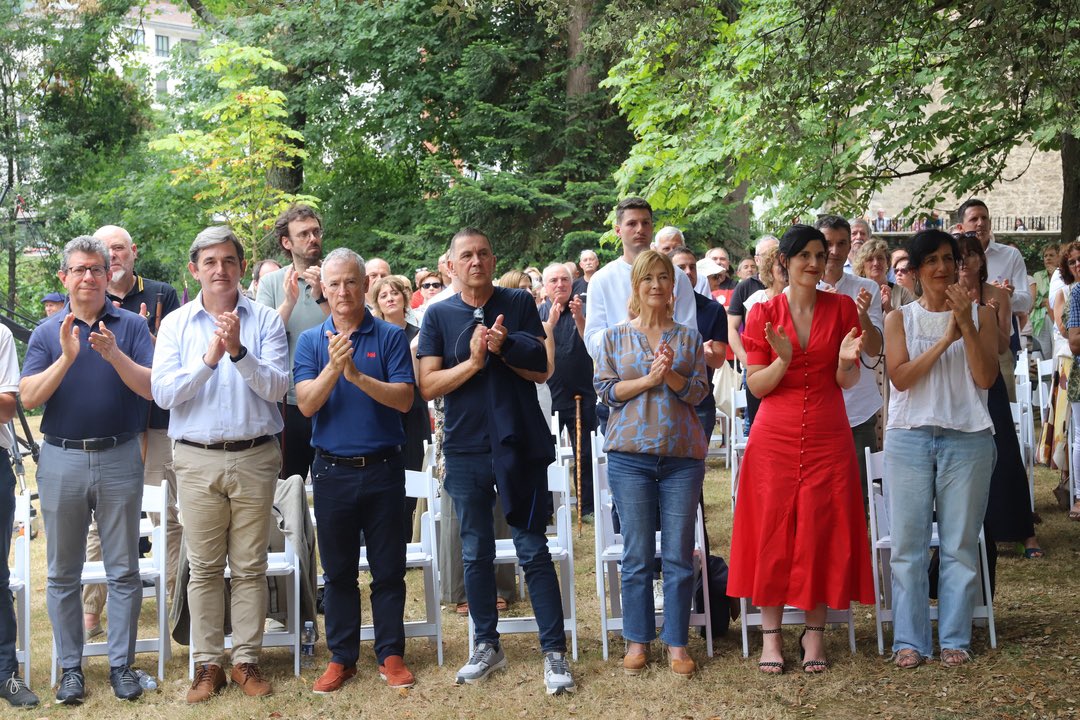 ArnaldoOtegi's tweet photo. Izan zinetelako gara, datozenei Euskal Herri hobe bat uzteko. Iragana, oraina eta etorkizuna. Lana eginaz goaz aurrera, kate horretan, denok batera.

Mila esker Jose Luis, Jose Antonio, Jabier, Luis Mari eta Ramon. Zuek izan zinetelako Alkateen Mugimenduko protagonistak. Mehatxuen aurrean altxa zinetenak. Zuek hartu zenutelako arriskua. Zuek utzi zenigutelako ondarea.

Gora herriz herri eraikitzen den Euskal Herria!