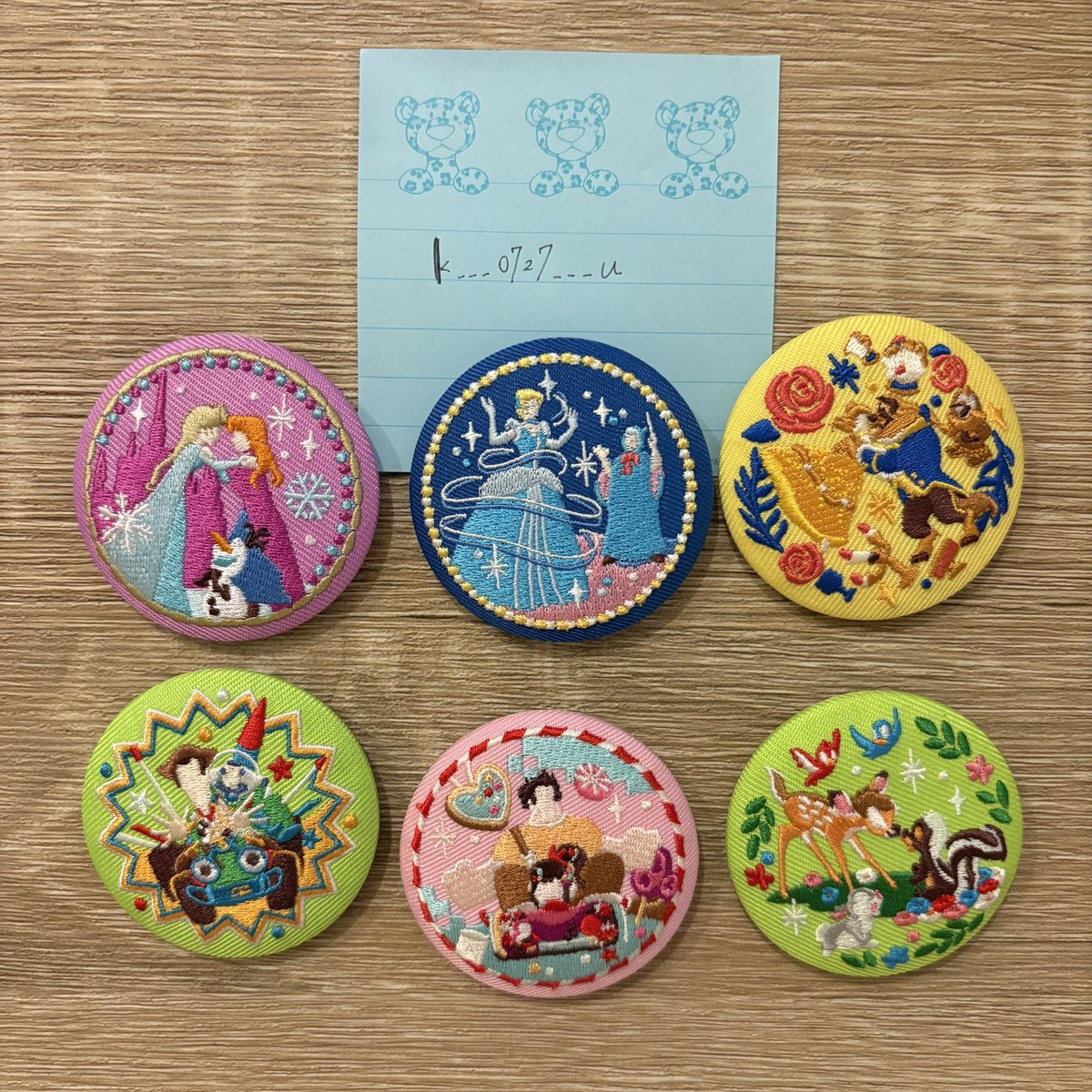 k___0727___u's tweet photo. 【交換】Disney Characters 刺繍缶バッジビスケット ディズニー 刺繍缶バッチ

譲￤写真のもの

求￤画像❤️がついているもの
　　ラプンツェル、アリエル、
　　ピーターパン、ベイマックス

お気軽にお声掛けいただけますと幸いです☺️ https://t.co/zK57Ab31kl