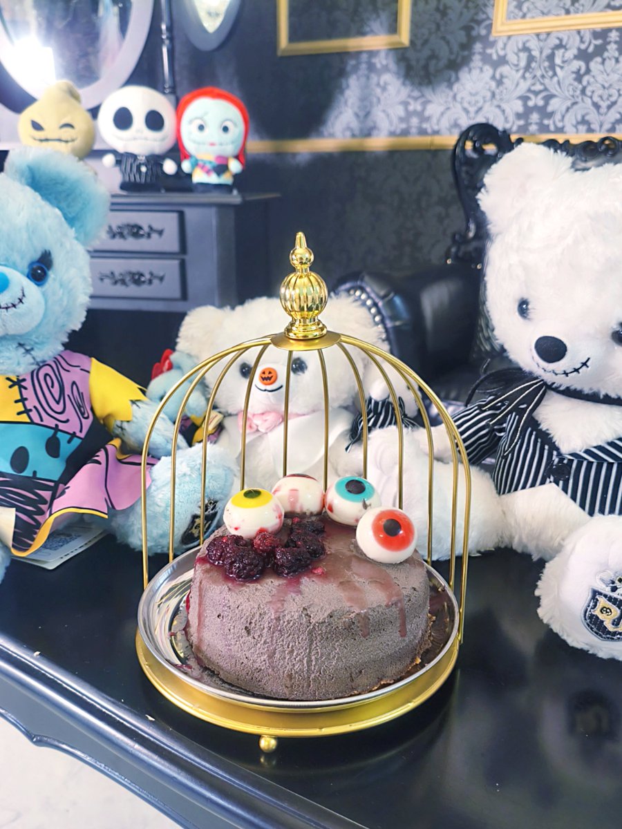 0410act's tweet photo. 撮影用にケーキ初めて作った！
初めてにしてはちゃんとキモく作れたと思う✨️
ブラックココア入れたら生クリームがボソボソになった…
普通に食紅使えばよかった😢 https://t.co/LiarhngDxO